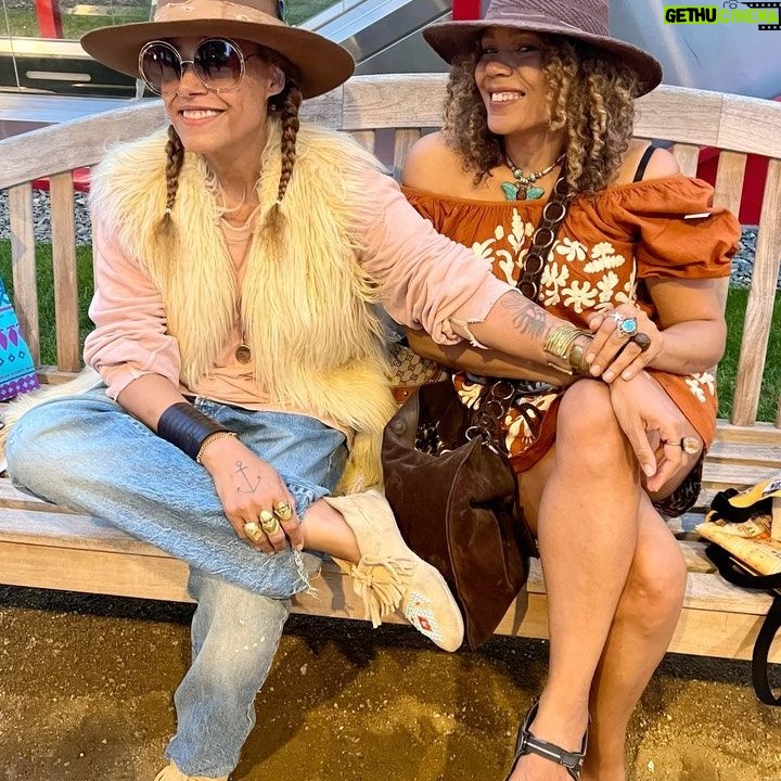 Rachel True Instagram - 🦋Thank you allllll so very mucho for the birthday wishes😍 🥳 A Bill Withers lovely day was had!! 🦋 & TY 💜🏴‍☠️ @iamcreesummer for the museum of it all! 😘 When in doubt, get your art 🖼 on & get some good pals to laugh through the rainy days with ⭐️🦋 LACMA art in my stories 🥰 #racheltrue
