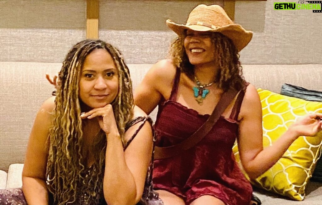 Rachel True Instagram - Hung w/ the fab & fabulously triple threat talented @traciethoms in GA 🥳 💜 Some of you mistake us for the other sometimes ¯_(ツ)_/¯ for starters-she’s the one that’s not clumsy & can sang 🎤 😂💀 💜 We must play sisters in the road trip horror film 🪓🎥 I’m writing in my head & perhaps on paper 😍😘 #racheltrue