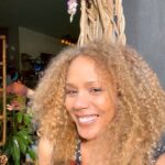 Rachel True Instagram - I 💜 filming in my hometown city 💜🤩💜 When I can say what I’m working on imma give huge props 🥳 to the entire fun & fabulous cast & crew 🤩 & shoutout to the wardrobe dept🦋 💜because I have rarely to never ever seen me in a jumpsuit before💜😂🕺 Also I accept that my hair is many little fluffy clouds here 🤔☁️🫠 🗽🦋🗽 Cc sky cowboy aka @skylarloraquette #racheltrue #nyc 🗽