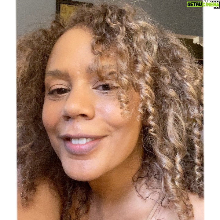 Rachel True Instagram - 3rd 👁 chicken pox scar wide open a lil sweaty day apparently 😂👀 I’ve grown to appreciate my scars actually Anyone else catching the vibes? 🤗💜🧐🥸🤩 #racheltrue is #stillstanding 💜🧠💜🧛🏽‍♀️🌞💜