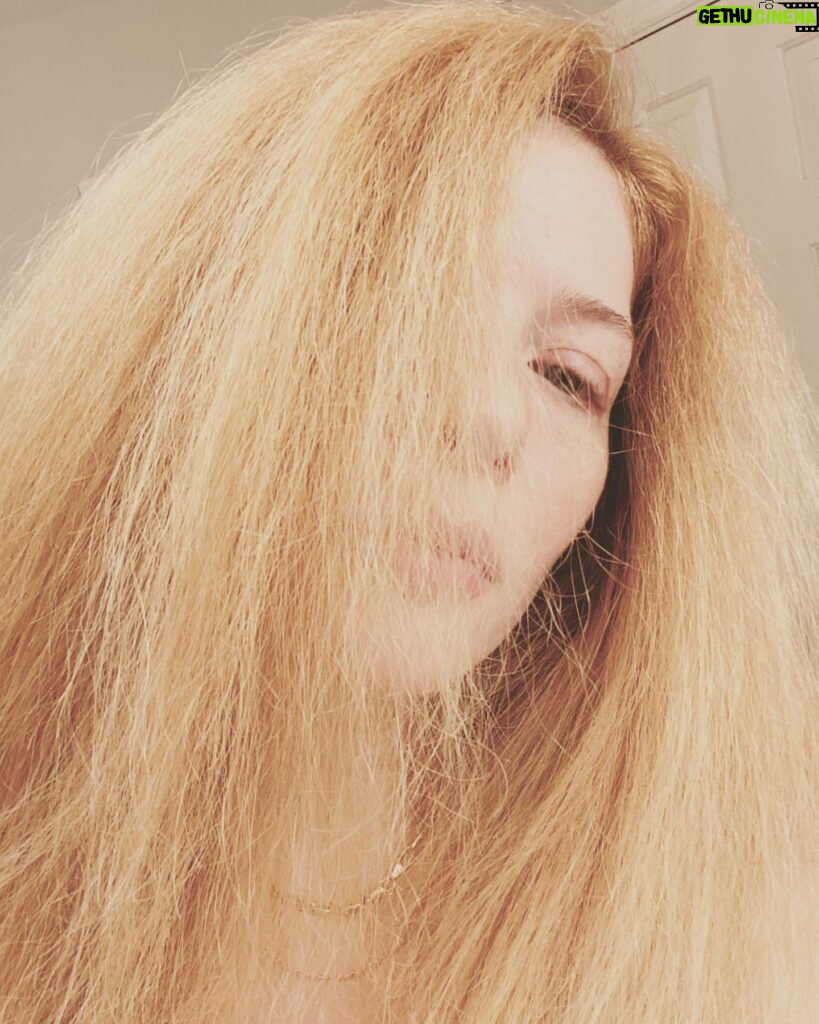 Rachelle Lefevre Instagram - My split ends are a cry for help. Anyone else hate the salon chair? I know it’s a luxury so I feel guilty admitting this but I can’t sit perfectly still for that long while they cut! Am I alone?