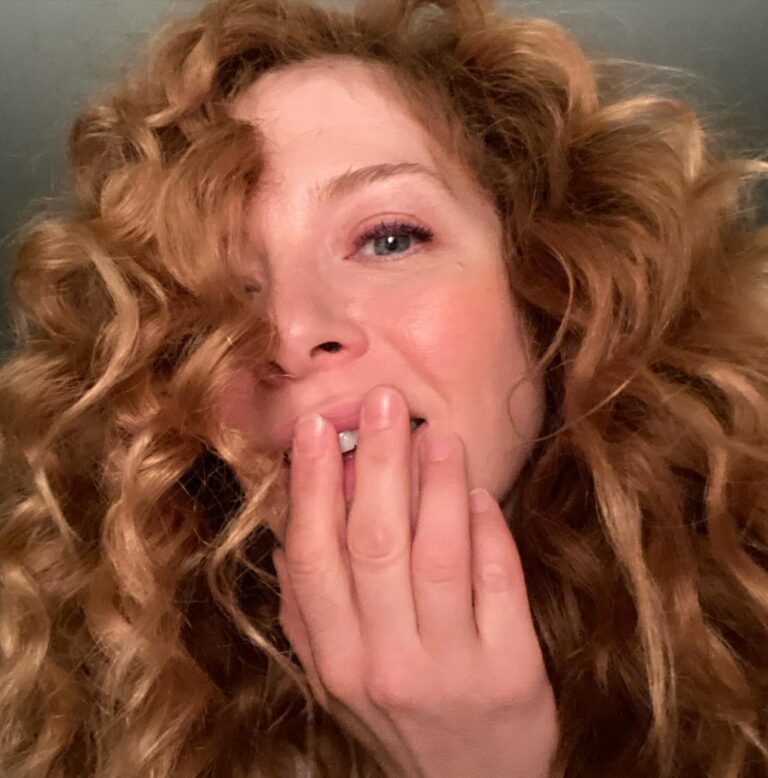 Rachelle Lefevre Instagram - Are these shameless? Yes. Do I care? No. After spending so much time in my comfy “mom” clothes, my new haircut made me feel sexy, and that’s okay, I want that for all of us 😘 Thanks again @krista_hairstylist, so glad I found you!