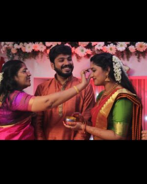 Radhika Radhakrishnan Instagram - 24 ആം വയസ്സിൽ , ഒരു 10 വയസ്സുള്ള കുഞ്ഞായി അമ്മേടെ സാരി തുമ്പിൽ തൂങ്ങി കുറുമ്പ് കാണിക്കാൻ നിന്നുതന്നതിനും , അമ്മെ … എന്ന് ഓരോ തവണ നീട്ടി വിളിക്കുമ്പോഴും , ആ വിളി കേക്കുന്നതിനു കൂടെ എന്റെ എല്ലാ പ്രേശ്നങ്ങൾക്കും ഉള്ള പരിഹാരമായും , എന്റെ എല്ലാ കുസൃതികൾക്കും കൂട്ട് നിൽക്കുന്ന എന്റെ best friend , 5 വർഷം കൊണ്ട് എത്രയൊക്കെ സ്നേഹം തരാൻ പറ്റുമോ അത്രെയും സ്നേഹിച്ചതിനും , തല തിരിഞ്ഞു നടന്നപ്പോഴൊക്കെ നേരെ നടത്തിയതിനും , ഇഷ്ടപെട്ട ഭക്ഷണം എല്ലാം ഉണ്ടാക്കി തന്നതിനും , അമ്മായമ്മക് അമ്മയേക്കാൾ സ്നേഹം തരാൻ പറ്റും എന്ന് കാണിച്ചു തന്നതിനും ഒരായിരം ഉമ്മ . അവസാന നാളുകളിൽ , മരുമകൾ അല്ല എന്റെ മകൾ തന്നെ ആണ് എന്ന് പറഞ്ഞത് മാത്രം മതി എനിക്ക് . സ്നേഹിക്കൻ മാത്രം അറിയുന്ന , മനസ്സിൽ നന്മ മാത്രം ഉള്ള  എന്റെ സുന്ദരി 'അമ്മ ഇനി ഇല്ല എന്നത് എനിക്ക് ഈ നിമിഷം വരെയും ഉൾകൊള്ളാൻ കഴിഞ്ഞിട്ടില്ല .. അമ്മ ആഗ്രഹിച്ച പോലെ 'അമ്മ പോയി , നഷ്ടം ഞങ്ങൾക്ക് മാത്രം