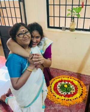Radhika Radhakrishnan Instagram - 24 ആം വയസ്സിൽ , ഒരു 10 വയസ്സുള്ള കുഞ്ഞായി അമ്മേടെ സാരി തുമ്പിൽ തൂങ്ങി കുറുമ്പ് കാണിക്കാൻ നിന്നുതന്നതിനും , അമ്മെ … എന്ന് ഓരോ തവണ നീട്ടി വിളിക്കുമ്പോഴും , ആ വിളി കേക്കുന്നതിനു കൂടെ എന്റെ എല്ലാ പ്രേശ്നങ്ങൾക്കും ഉള്ള പരിഹാരമായും , എന്റെ എല്ലാ കുസൃതികൾക്കും കൂട്ട് നിൽക്കുന്ന എന്റെ best friend , 5 വർഷം കൊണ്ട് എത്രയൊക്കെ സ്നേഹം തരാൻ പറ്റുമോ അത്രെയും സ്നേഹിച്ചതിനും , തല തിരിഞ്ഞു നടന്നപ്പോഴൊക്കെ നേരെ നടത്തിയതിനും , ഇഷ്ടപെട്ട ഭക്ഷണം എല്ലാം ഉണ്ടാക്കി തന്നതിനും , അമ്മായമ്മക് അമ്മയേക്കാൾ സ്നേഹം തരാൻ പറ്റും എന്ന് കാണിച്ചു തന്നതിനും ഒരായിരം ഉമ്മ . അവസാന നാളുകളിൽ , മരുമകൾ അല്ല എന്റെ മകൾ തന്നെ ആണ് എന്ന് പറഞ്ഞത് മാത്രം മതി എനിക്ക് . സ്നേഹിക്കൻ മാത്രം അറിയുന്ന , മനസ്സിൽ നന്മ മാത്രം ഉള്ള  എന്റെ സുന്ദരി 'അമ്മ ഇനി ഇല്ല എന്നത് എനിക്ക് ഈ നിമിഷം വരെയും ഉൾകൊള്ളാൻ കഴിഞ്ഞിട്ടില്ല .. അമ്മ ആഗ്രഹിച്ച പോലെ 'അമ്മ പോയി , നഷ്ടം ഞങ്ങൾക്ക് മാത്രം