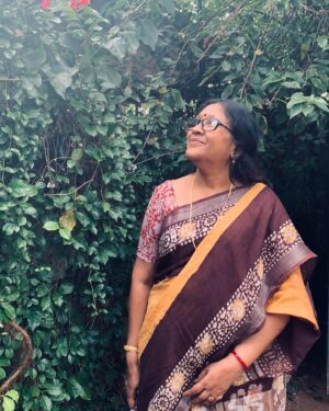 Radhika Radhakrishnan Instagram - 24 ആം വയസ്സിൽ , ഒരു 10 വയസ്സുള്ള കുഞ്ഞായി അമ്മേടെ സാരി തുമ്പിൽ തൂങ്ങി കുറുമ്പ് കാണിക്കാൻ നിന്നുതന്നതിനും , അമ്മെ … എന്ന് ഓരോ തവണ നീട്ടി വിളിക്കുമ്പോഴും , ആ വിളി കേക്കുന്നതിനു കൂടെ എന്റെ എല്ലാ പ്രേശ്നങ്ങൾക്കും ഉള്ള പരിഹാരമായും , എന്റെ എല്ലാ കുസൃതികൾക്കും കൂട്ട് നിൽക്കുന്ന എന്റെ best friend , 5 വർഷം കൊണ്ട് എത്രയൊക്കെ സ്നേഹം തരാൻ പറ്റുമോ അത്രെയും സ്നേഹിച്ചതിനും , തല തിരിഞ്ഞു നടന്നപ്പോഴൊക്കെ നേരെ നടത്തിയതിനും , ഇഷ്ടപെട്ട ഭക്ഷണം എല്ലാം ഉണ്ടാക്കി തന്നതിനും , അമ്മായമ്മക് അമ്മയേക്കാൾ സ്നേഹം തരാൻ പറ്റും എന്ന് കാണിച്ചു തന്നതിനും ഒരായിരം ഉമ്മ . അവസാന നാളുകളിൽ , മരുമകൾ അല്ല എന്റെ മകൾ തന്നെ ആണ് എന്ന് പറഞ്ഞത് മാത്രം മതി എനിക്ക് . സ്നേഹിക്കൻ മാത്രം അറിയുന്ന , മനസ്സിൽ നന്മ മാത്രം ഉള്ള  എന്റെ സുന്ദരി 'അമ്മ ഇനി ഇല്ല എന്നത് എനിക്ക് ഈ നിമിഷം വരെയും ഉൾകൊള്ളാൻ കഴിഞ്ഞിട്ടില്ല .. അമ്മ ആഗ്രഹിച്ച പോലെ 'അമ്മ പോയി , നഷ്ടം ഞങ്ങൾക്ക് മാത്രം