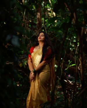 Radhika Radhakrishnan Instagram - 🌳🌻
Photo @abinprasad_cherthala 
Saree @aaroha_clothing