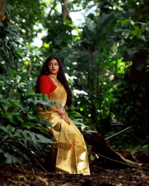 Radhika Radhakrishnan Instagram - 🌳🌻
.
.
.
Photo @abinprasad_cherthala 
Saree @aaroha_clothing