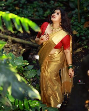 Radhika Radhakrishnan Instagram - This saree stole show🌻
Saree @aaroha_clothing 
Photo @abinprasad_cherthala 
 #sareemodel #sareelover