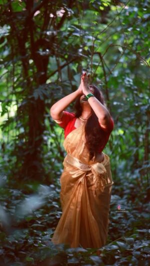 Radhika Radhakrishnan Instagram - 🌳🌻
.
.
.
.
Saw @rashmi_sambukumar_  doing this one with so much grace. Couldn’t match her grace but kinda tried 🪻
Saree @aaroha_clothing 
Video @abinprasad_cherthala 
#dancereels #dancersofinstagram #dancecover #ps2