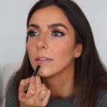 Rafaëlle Roy Instagram - Dans un monde où on skip les vidéos de 45 secondes parce qu’elles sont trop longues, en voici une de près de 13 minutes pour vous replonger dans l’ère nostalgique des tutoriels Youtube ⏳💄💅🏻 GRWM pour la demi-finale de Zénith alors que je vous fais un break down de ma première perfo de Beyonce en toute transparence, anecdotes et extraits à l’appui, question de vous inviter dans mon monde d’artiste perfectionniste anxieuse. Je vous confie comment je me suis sentie avant, pendant et après ce numéro-là et termine en vous partageant des p’tits bouts d’Un peu plus haut un peu plus loin pour conclure. Avance la vidéo à 11:50 si c’est ce qui t’intéresse ⏩ En prime, tu vois comment j’ai réalisé mon maquillage! 🩶⚡️ La leçon que je tire de tout ça, c’est qu’on est tellement durs avec nous-même. On ne fait pas preuve de la même souplesse qu’envers les autres. Parce qu’à mes yeux, les accrochages ne changent en rien la valeur du talent d’autrui et la beauté de l’art. Pourtant, j’ai ben de la misère à m’accorder cette bienveillance. C’est le travail d’une vie. Bref, avec tout mon amour, voici un petit bout de mon univers 🪐💫 Disclaimer: si t’écoutes cette vidéo en faisant ton p’tit kika, les chances sont élevées que tu sentes pu tes jambes en la terminant 💩🐜🦵🏼 Je te conseille plutôt de te couler un bain 🛁 Tu seras averti.e. Ok bye, on se voit en finale! 🥹 Rafi 🌻