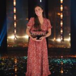 Rafaëlle Roy Instagram - C'est un tour du chapeau pour Rafaëlle Roy qui remporte la saison après avoir reçu la plus haute note du public à la maison pour ses trois performances de la saison! 🤩👏🏻 Elle nous a offert de beaux moments d'émotion, elle a pris des risques, mais surtout elle est restée fidèle à elle-même! Son dernier numéro tout à fait à son image a bouclé son parcours à la perfection. 💖 Laquelle de ses performances avez-vous préférée?