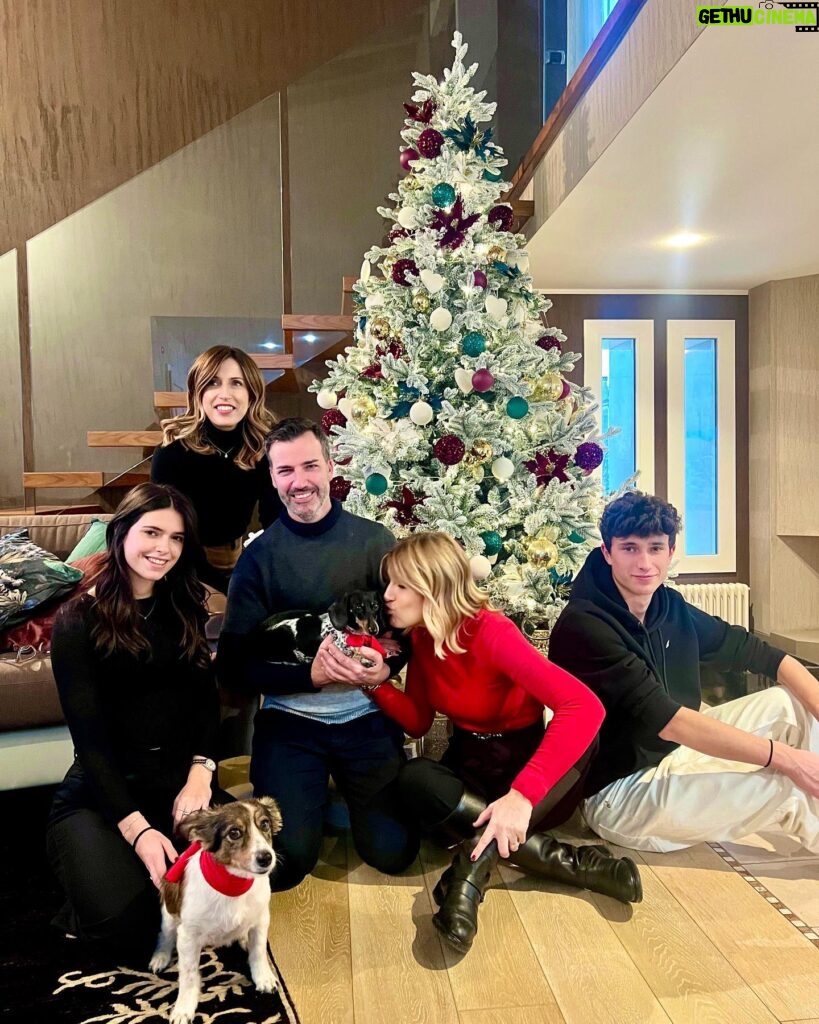 Raffaella Zardo Instagram - Buon Natale a tutti 🎄❤️ Merry Christmas to everyone 🎄❤️ Feliz Navidad a todos!!!!! Tanti auguri con tutto il cuore a voi e alle vostre famiglie 🥰😘❤️