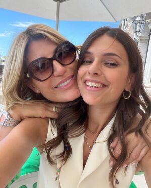 Raffaella Zardo Instagram - Graduation Day 👩‍🎓 Se sognare un po’ è pericoloso. Il rimedio non è sognare di meno, ma sognare di più , sognare tutto il tempo. Brava Aurora ! @aurorarebellato #110elode #congratulations #❤️