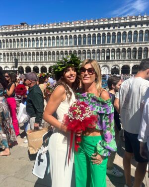 Raffaella Zardo Instagram - Graduation Day 👩‍🎓 Se sognare un po’ è pericoloso. Il rimedio non è sognare di meno, ma sognare di più , sognare tutto il tempo. Brava Aurora ! @aurorarebellato #110elode #congratulations #❤️
