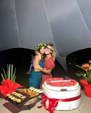 Raffaella Zardo Instagram - Graduation Day 👩‍🎓 Se sognare un po’ è pericoloso. Il rimedio non è sognare di meno, ma sognare di più , sognare tutto il tempo. Brava Aurora ! @aurorarebellato #110elode #congratulations #❤️