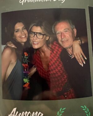 Raffaella Zardo Instagram - Graduation Day 👩‍🎓 Se sognare un po’ è pericoloso. Il rimedio non è sognare di meno, ma sognare di più , sognare tutto il tempo. Brava Aurora ! @aurorarebellato #110elode #congratulations #❤️