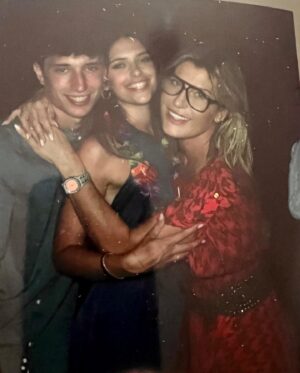 Raffaella Zardo Instagram - Graduation Day 👩‍🎓 Se sognare un po’ è pericoloso. Il rimedio non è sognare di meno, ma sognare di più , sognare tutto il tempo. Brava Aurora ! @aurorarebellato #110elode #congratulations #❤️
