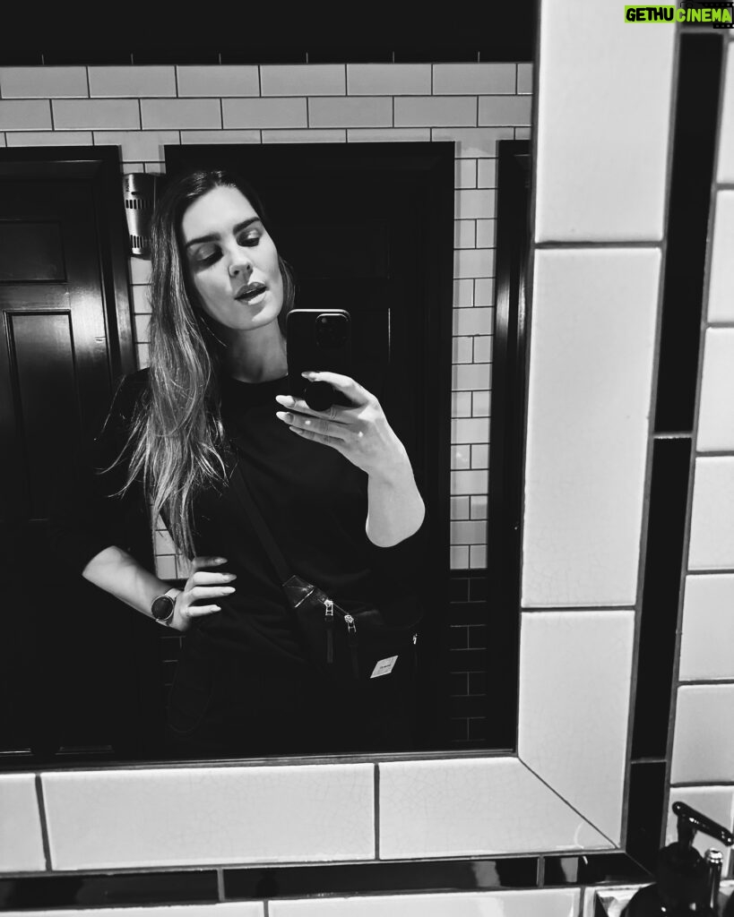 Ragga Ragnars Instagram - Bathroom mirror selfie in Manchester 🖤 #mirrorselfie #manchester #uk