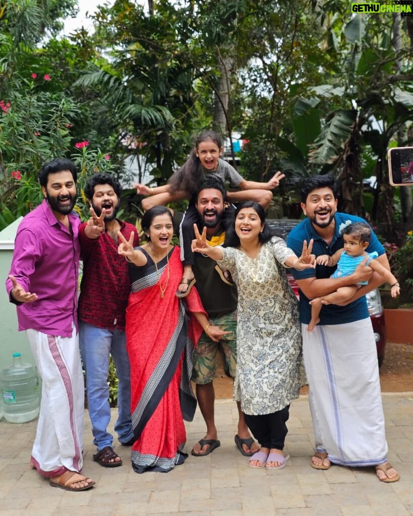 Raksha Raj Instagram - ♥️🥰 #familysince2020 #santhwanam #asianet #friendship #2024