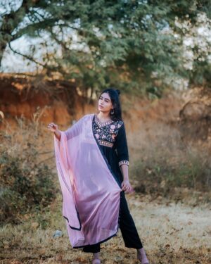 Rakshana Induchoodan Instagram - Blooming from the wound 💞

📸: @lenseviewphotography01 
👗: @vredevogel