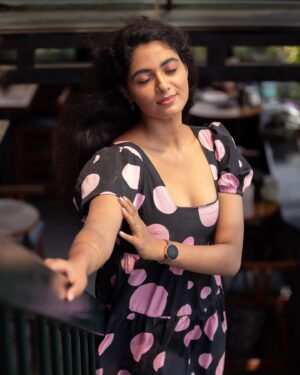 Rakshana Induchoodan Instagram - Happiness is when a breeze comes your way just to enhance your pics 🦋

Shot by : @huephotographyy