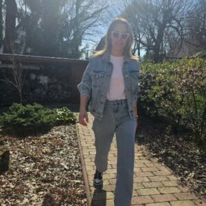 Ramóna Kiss Instagram - Nemrég egy valódi kis kuckóban jártunk a családdal és nagyon élveztük.🌸 Jól felszerelt, hangulatos kis szállás dézsafürdővel, számos programlehetőséggel, a kosaras reggeli bőséges, a vendégszeretet vitathatatlan, sejtitek melyik helyszínre gondolok?🌸
Ez a madárcsicsergős tatai Kuckó13, a béke és nyugalom szigete! @kucko.13 #kucko13 #hirdetes