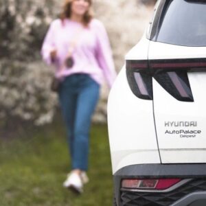Ramóna Kiss Instagram - Bárhová is tartok, a Hyundai Tucson az állandó partnerem. 🤍 @hyundai_hun
Bárhol, bármikor vigyázza minden lépésemet.
#hyundainagykovet #hyundaitucson #hirdetes