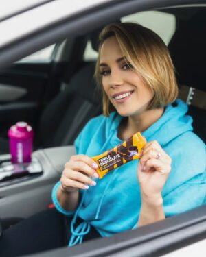 Ramóna Kiss Instagram - Az egyik kedvencem a BioTechUSA Protein Dessert Bar, mert nyugodtan nassolhatom edzés előtt vagy után, vagy akár egy hétvégi kiránduláson, de egy elfoglalt hétköznapon is, két meeting között, ahogy épp most teszem! Próbáljátok ki Ti is!💙 @biotechusa_magyarorszag #BioTechUSA #TheFeelingOfSuccess