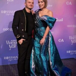 Ramóna Kiss Instagram - 2002-ben, életem első bálján, egy bordó ruhát viseltem, nagy körszoknyával és egy egyszerű, de nagyszerű fűzővel. Mivel az idei Glamour Women of the Year díjátadó gála dresszkódja az volt, hogy gyere olyan ruhában aminek története van, így a megjelenésemmel, ezt a pillanatot, valamint az elmúlt 22 év változását idéztük meg.
Én elmeséltem, Demeter Richárd pedig megálmodta és megformázta ezt a csoda " átalakulós " ruhát, ami bemutatja, hogy, hogy lett a 17 éves kislányból egy igazán színes, olykor nadrágot viselő belevaló csajszi.
Tudom ritkán illik így beszélni magáról az embernek, de akkor ott azon az estén, ebben a ruhában, tényleg így éreztem magam! Köszönöm Ricsi❣️ @richarddemeter

@glamourhungary köszönöm a meghívást 😍
@racztomka köszönöm a fotókat 😍