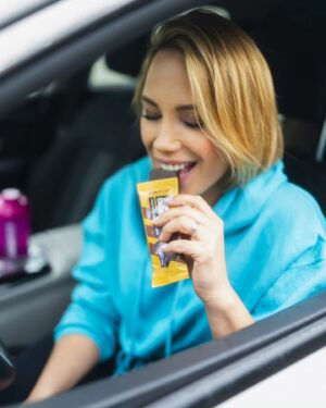 Ramóna Kiss Instagram - Az egyik kedvencem a BioTechUSA Protein Dessert Bar, mert nyugodtan nassolhatom edzés előtt vagy után, vagy akár egy hétvégi kiránduláson, de egy elfoglalt hétköznapon is, két meeting között, ahogy épp most teszem! Próbáljátok ki Ti is!💙 @biotechusa_magyarorszag #BioTechUSA #TheFeelingOfSuccess