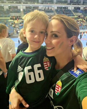 Ramóna Kiss Instagram - Így szurkoltunk Apának❣️ @lekaimate #lekai #66
HAJRÁ MAGYAROK!❤️🤍💚 #olimpiaiselejtezo