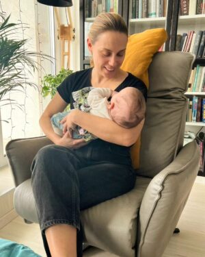 Ramóna Kiss Instagram - Vendégségben...👶🏼🩵 @szaboerikaofficial 🩷