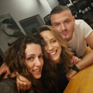 Ramóna Kiss Instagram - Drága @andrishering köszönjük Neked a meghívást! Egy felejthetetlen gasztronómiai utazásban volt részünk a @csopakiresti étteremben. Sok-sok évvel ezelőtt New Yorkban, Gordon Ramsay éttermében jártam, ahol is az egyik fogás egy marhahúsleves volt (gondolom Ramsay kinyírna ha látná, hogy az esszenciáját le levesezem😅), na akkor ott azt éreztem, nincs ehhez fogható. Most viszont megtört a varázs, ez a leves felülírta azt az élményt! Gratulálok @bencekaracsony !👨‍🍳
Lapozzatok és meglátjátok miről beszélek! 🥣
Jaaaa és az este meglepetése, Hering Andris titkos receptje volt, arról is hamarosan beszámolok!🤍
@vanyatimiofisol @richarddemeter
