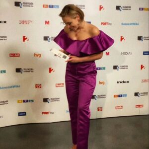 Ramóna Kiss Instagram - Még mindig ébren álmodom!✨️ Tegnap este a Televíziós Újságírók Díja gálán én vehettem át a Női Műsorvezető kategóriában a díjat, amiért nagyon hálás vagyok! Továbbra is igyekszem tiszta szívvel szórakoztatni a kedves nézőinket❣️ Gratulálok minden jelöltnek és díjazottnak!⭐️