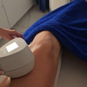 Ramóna Kiss Instagram - Énidő❣️ @hertelendyaesthetica

Én most az EXILIS ULTRA 360 kezelésen jártam, ami rádiófrekvenciás hullámokat és ultrahangot használ a bőr felszíne alatti mély szövetek melegítéséhez. Ez a hő zsugorítja a zsírsejteket, konkrétan elolvasztja őket és serkenti az új kollagéntermelést, az eredmény pedig karcsúbb és feszesebb bőr.🧜‍♀️
Rengeteg helyre használható, például arcra, szemkörnyékre, tokára, nyakra, dekoltázsra, karokra, fenékre, combokra, és a térd feletti részre is, én ezt a területet kezeltettem! Nekem már az első alkalom után nagyon látványos lett a változás. Szívből ajánlom Nektek!