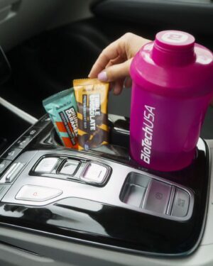 Ramóna Kiss Instagram - Az egyik kedvencem a BioTechUSA Protein Dessert Bar, mert nyugodtan nassolhatom edzés előtt vagy után, vagy akár egy hétvégi kiránduláson, de egy elfoglalt hétköznapon is, két meeting között, ahogy épp most teszem! Próbáljátok ki Ti is!💙 @biotechusa_magyarorszag #BioTechUSA #TheFeelingOfSuccess