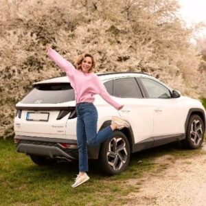 Ramóna Kiss Instagram - 🌺hirdetes Ez a tavaszi napsütés teljesen felpezsdített, de szerencsére a Hyundai Tucson még ilyenkor is stabilan vezet az utamon!🌺
 @hyundai_hun #hyundai #hyundaitucson #hyundainagykovet
