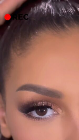 Rania Saiidii Instagram - Au début je voulais vous écrire et savoir quel été votre inspi #makeup pour le nouvel an ? 

Puis en postant cette vidéo je me suis dit pourquoi ?

Pourquoi mettre autant de temps pour vous poster des vidéos make up comme avant ? 

Je sais pas 🤷🏽‍♀️ peut être que j’ai besoin qu’on me remotive un bon coup !!
Les tutos make up 🥹 ma passion ❤️‍🔥 sa me manque tellement ce genre de contenu 🥹

Je reviens vite avec ça ! 🤞🏽
Tellement de questions, de conseils que j’ai envie de vous partagez 🫶🏼

J’ai réalisé ce super #smockyeyes grâce à la Better Than Chocolate Palette De Fards À paupières 🍫 

Soon ✨
Mais en attendant « BONNE FÊTE DE FIN D’ANNÉE MES GRIMLYN’S »

Love.