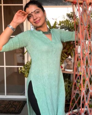 Ranjitha Menon Instagram - എന്നിലെ പുഞ്ചിരി നീയും.. നിന്നിലെ പുഞ്ചിരി ഞാനും.. ! 

#sunsetlovers #dusk #goldenlight #inlovewithnature #greenspace