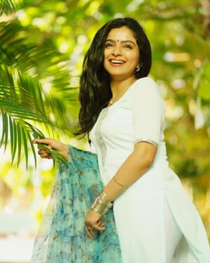 Ranjitha Menon Instagram - Guess what made me smile?! 🙈🤗

@suhail_choyi_photography 
#insta #photoshoot #salwarsuits #organza #smile #cute #simple #homley #instagood