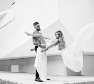Raquel Jacob Instagram - 🤸Acrobacias nível: Cirque du Soleil!
Esta foi a minha foto preferida da sessão fotográfica para a @noivasdeportugal eu amo coisas que me desafiam e acreditem que esta acrobacia foi um desafio!💪🏼
.
.
.
Direção artística e fotografia: @studio.nunosat 
Produção e styling: @studio.nunosat e @noivasdeportugal 
Vestido: @veronica.cristovao 
Cabelos e maquilhagem: @atelierpaulalage 
Local: Casa Fez