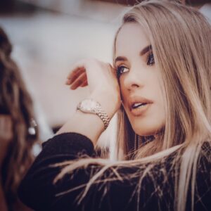 Raquel Jacob Instagram - Os nossos 30, foram assim: O tema que escolhemos para a festa foi “Welcome to the Jungle” pois é a descrição mais correta quando decidimos que íamos juntar, amigos e família tudo num sitio😂
Havia imensas reservas da nossa parte quanto á festa, infelizmente o covid já estava instalado e queríamos ter as máximas precauções, cumprir a lei á risca para não colocarmos a nossa saúde e as dos que amamos em risco. A quinta não foi difícil de escolher, devido á sua beleza e aos cuidados que tinham no comprimento das normas exigidas pela lei e pela DGS, mas eu confesso que só pela beleza da quinta e pela comida eu já estava mais que convencida que ia ser a @quintadoavesso aproveitando para agradecer todo o carinho, simpatia e cuidado, comigo e com todos os meus convidados, vocês foram uns dos principais responsáveis de que tudo tenha sido incrível como foi. Para a animação queríamos trabalhar com uma equipa de animação com serviço variado e premium, então selecionamos a @funbox_producoes  a quem tenho de agradecer as horas de animação que nos proporcionaram! Foram um total de 47 pessoas entre família e amigos íntimos, foi uma noite cheia de surpresas que me levaram dos sorriso de alegria, ás lágrimas de alegria e gratidão como podem confirmar na última foto. 🙏🏼