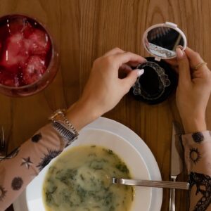 Raquel Jacob Instagram - Não há nada que goste mais que uma mesa cheia de amigos, é a garantia de muitos sorrisos e gargalhadas, de preferência com uma mesa cheia de comidinha portuguesa! Será sempre o meu programa preferido.