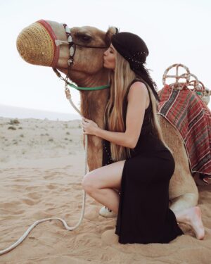 Raquel Jacob Instagram - Trust in God, but tie up your C-A-M-E-L  first! 🐫

#desert #dubai🇦🇪 #camel