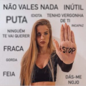Raquel Jacob Instagram - As mãos com um STOP mostra que nos importamos!🤚🏻🚨
Em Portugal, até agosto de 2020, foram assassinadas 20 mulheres e o terror não ficou por aí, com a morte de mais 10 até Novembro de 2020. 30 mulheres assassinadas maioritariamente pelos seu (ex)companheiros, (ex)namorados ou (ex)maridos. 
Desde 2004 ocorrerem perto de 570 feminicídios em Portugal, uma média assustadora de 35,6/ano e 2,9/mês , 
1 MULHER ASSASSINADA a cada 10DIAS. 
O terrorismo contra a mulher não pode ficar impune, esta violência que não é apenas física e nem sempre notória pelas marcas que deixa no corpo, na grande maioria é psicológica e invisível mas não menos destrutiva, deixando danos invisivelmente irreparáveis. 
Não te cales, Se tu és uma vítima, Eu estou aqui para ti!!! 
#25novembro #campqnha20/20 #diainternacionalpelaeliminaçãodaviolênciacontraasmulheres