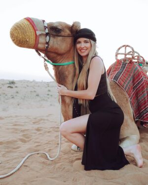 Raquel Jacob Instagram - Trust in God, but tie up your C-A-M-E-L  first! 🐫

#desert #dubai🇦🇪 #camel