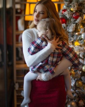 Raquel Jacob Instagram - 🌲Natal perfeito é aquele que se compartilha com quem se ama!🌲 E nestas fotos eu tenho dois dos amores mais importantes, o amor da minha vida e o amor próprio! Que o vosso NATAL seja maravilhoso ao lado daqueles que vos fazem bem, pois estar ao lado da família e amigos, rodeados de amor é o presente mais especial e valioso de todos. 💖
#natal #natal2019 #family #baby #love #christmas #christmastime #friends 
💇🏼‍♀️ @hair_bertoviana_oficial_hair 🗞 @revistavipportugal 🏡 @quintasantoandre ❣️Family (My Proud) 💑👩‍👧 @josesaoficial @catarina_jacob [Maria]