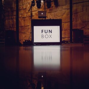 Raquel Jacob Instagram - Os nossos 30, foram assim: O tema que escolhemos para a festa foi “Welcome to the Jungle” pois é a descrição mais correta quando decidimos que íamos juntar, amigos e família tudo num sitio😂
Havia imensas reservas da nossa parte quanto á festa, infelizmente o covid já estava instalado e queríamos ter as máximas precauções, cumprir a lei á risca para não colocarmos a nossa saúde e as dos que amamos em risco. A quinta não foi difícil de escolher, devido á sua beleza e aos cuidados que tinham no comprimento das normas exigidas pela lei e pela DGS, mas eu confesso que só pela beleza da quinta e pela comida eu já estava mais que convencida que ia ser a @quintadoavesso aproveitando para agradecer todo o carinho, simpatia e cuidado, comigo e com todos os meus convidados, vocês foram uns dos principais responsáveis de que tudo tenha sido incrível como foi. Para a animação queríamos trabalhar com uma equipa de animação com serviço variado e premium, então selecionamos a @funbox_producoes  a quem tenho de agradecer as horas de animação que nos proporcionaram! Foram um total de 47 pessoas entre família e amigos íntimos, foi uma noite cheia de surpresas que me levaram dos sorriso de alegria, ás lágrimas de alegria e gratidão como podem confirmar na última foto. 🙏🏼