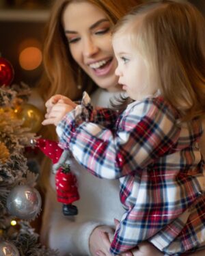 Raquel Jacob Instagram - 🌲Natal perfeito é aquele que se compartilha com quem se ama!🌲 E nestas fotos eu tenho dois dos amores mais importantes, o amor da minha vida e o amor próprio! Que o vosso NATAL seja maravilhoso ao lado daqueles que vos fazem bem, pois estar ao lado da família e amigos, rodeados de amor é o presente mais especial e valioso de todos. 💖
#natal #natal2019 #family #baby #love #christmas #christmastime #friends 
💇🏼‍♀️ @hair_bertoviana_oficial_hair 🗞 @revistavipportugal 🏡 @quintasantoandre ❣️Family (My Proud) 💑👩‍👧 @josesaoficial @catarina_jacob [Maria]