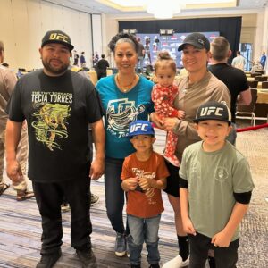 Raquel Pennington Instagram - Team Tiny 🌪️ crew was ready at weigh ins ❤️ @teciatorres #ufcfightnight #ufcstlouis #ufc #weighins #family